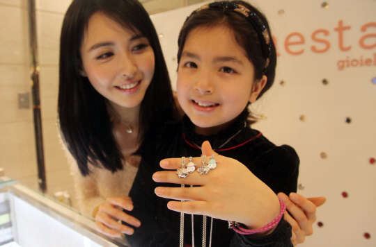 7일 모델들이 신세계백화점 강남점에서 양모양 목걸이를 선보이고 있다. 신세계백화점은 을미년 청양의 해를 맞아 이태리 주얼리 브랜드 '꼼에스타'의 양 모양 목걸이를 판매한다. 목걸이 팬던트는 양 모양 외에도 십이지신 모양이 모두 갖춰져 있어 출생과 생일 기념 목걸이로 선물할 수 있다. 신세계백화점 제공